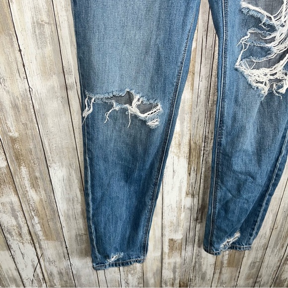 American Eagle Tomgirl High Rise Button Distressed Regular Wash Women’s 6 Long - Picture 3 of 9